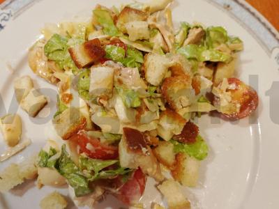 Cezario salotas su česnakiniais skrebučiais Žingsnis 6