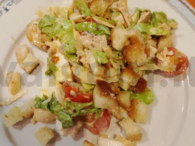 Cezario salotas su česnakiniais skrebučiais pagrindine nuotrauka