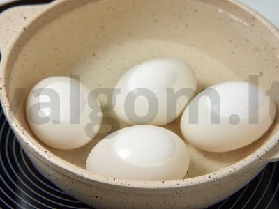 Menkių kepenėlių ir šviežių daržovių salotas Žingsnis 1