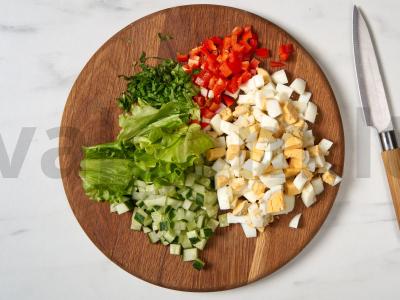 Menkių kepenėlių ir šviežių daržovių salotas Žingsnis 2