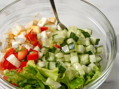 Menkių kepenėlių ir šviežių daržovių salotas Žingsnis 3