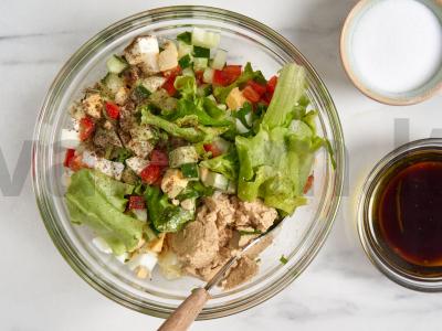 Menkių kepenėlių ir šviežių daržovių salotas Žingsnis 4