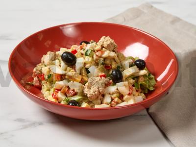 Menkių kepenėlių ir šviežių daržovių salotas pagrindine nuotrauka