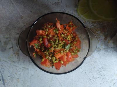 Salotos su daigintomis mung pupelėmis pagrindine nuotrauka