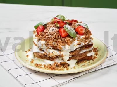 Braškinių tortas su kremu ant keptuvės pagrindine nuotrauka