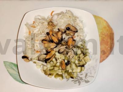 Salotas su cukinija, raugintomis kopūstais ir midijomis Žingsnis 5