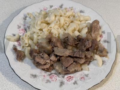 Makaronai su mėsa vakarienei pagrindine nuotrauka
