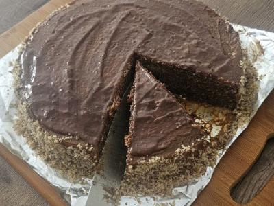 Šokoladinis tortas su vyšnių-jogurto įdaru pagrindine nuotrauka