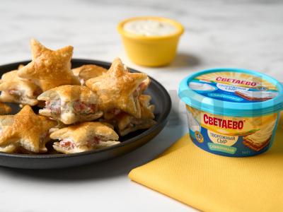 Užkandis su raudonąja žuvimi ir agurku pagrindine nuotrauka