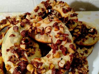 Sausainiai su žemės riešutais prie arbatos pagrindine nuotrauka