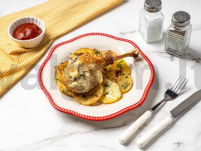 Keptas žąsis grietinėje pagrindine nuotrauka