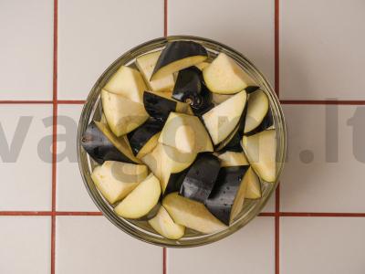 Kinietiški baklažanai česnako padaže Žingsnis 1