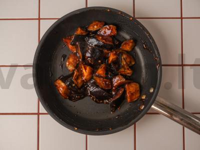 Kinietiški baklažanai česnako padaže Žingsnis 7