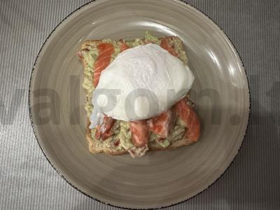 Tostai su upėtakiu, avokadu ir poše kiaušiniu Žingsnis 3