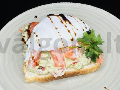 Tostai su upėtakiu, avokadu ir poše kiaušiniu pagrindine nuotrauka