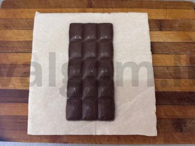 Sluoksniuota tešla su šokoladu ir migdolų drožlėmis Žingsnis 2