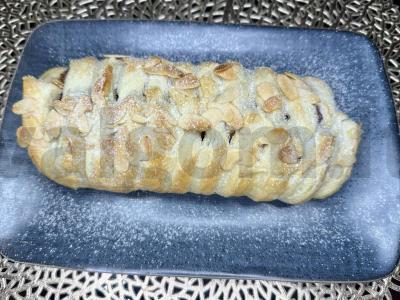 Sluoksniuota tešla su šokoladu ir migdolų drožlėmis pagrindine nuotrauka