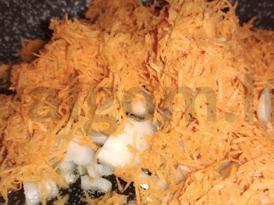 Kiaulienos ir grikių kotletai su morkomis Žingsnis 3