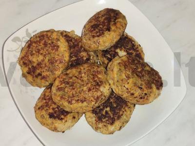 Kiaulienos ir grikių kotletai su morkomis pagrindine nuotrauka