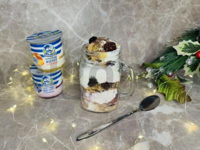 Desertas su dribsniais, uogomis ir jogurtu pagrindine nuotrauka