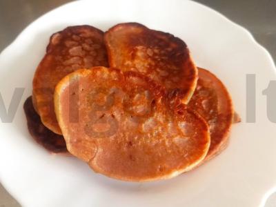 Ryškūs blynai su aviečių džemu pagrindine nuotrauka