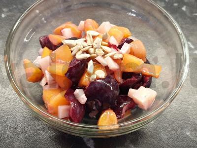 Vyšnių salotas „Rubino karoliai“ pagrindine nuotrauka