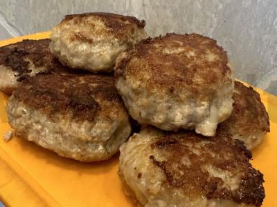 Kiaulienos faršo kotletai su česnaku pagrindine nuotrauka