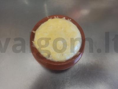 Ryžių apkepas su kiaušiniu ir sūriu pagrindine nuotrauka