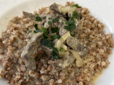 Kepenėlės grietinės padaže pagrindine nuotrauka