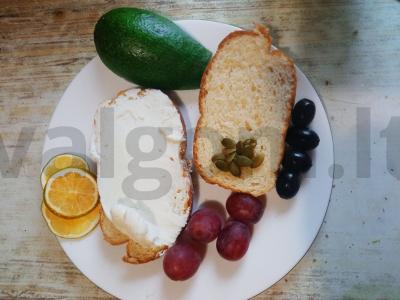 Sumuštinis su varškės sūriu, avokadu, alyvuogėmis ir vynuogėmis Žingsnis 1