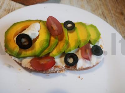 Sumuštinis su varškės sūriu, avokadu, alyvuogėmis ir vynuogėmis Žingsnis 2