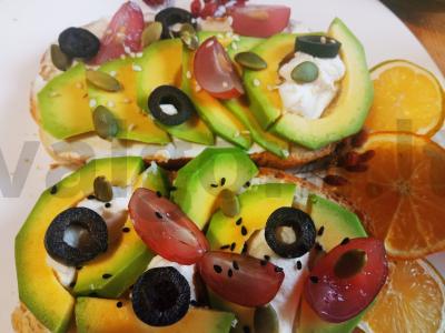 Sumuštinis su varškės sūriu, avokadu, alyvuogėmis ir vynuogėmis Žingsnis 3