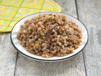 Grikių košė su troškiniu pagrindine nuotrauka