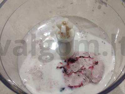 Nuostabus mėlynių kokteilis su ledais Žingsnis 2