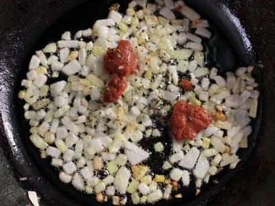 Šči su raugintomis kopūstais ir vištiena Žingsnis 3