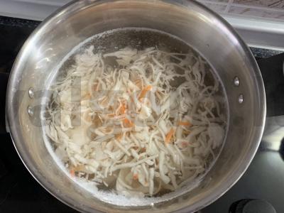 Šči su raugintomis kopūstais ir vištiena Žingsnis 4