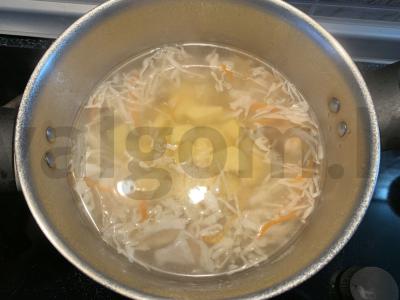 Šči su raugintomis kopūstais ir vištiena Žingsnis 6