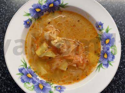 Šči su raugintomis kopūstais ir vištiena pagrindine nuotrauka