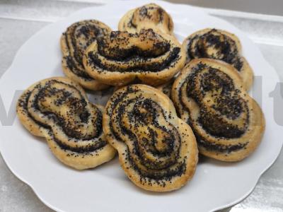 Sluoksniuotos bandelės su aguonomis pagrindine nuotrauka