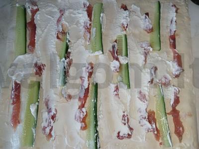 Lavašas su raudonąja žuvimi ir agurku Žingsnis 3