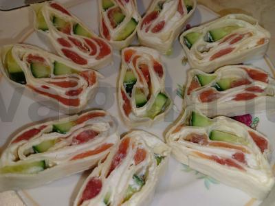 Lavašas su raudonąja žuvimi ir agurku pagrindine nuotrauka