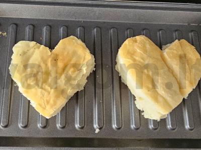 Širdies formos skrudinta duona su kiaušiniu ir bekonu Žingsnis 2