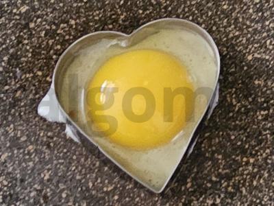 Širdies formos skrudinta duona su kiaušiniu ir bekonu Žingsnis 4