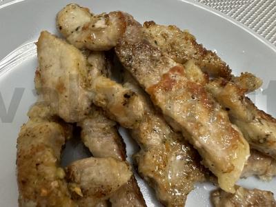 Kiaulienos šnicelis keptuvėje pagrindine nuotrauka