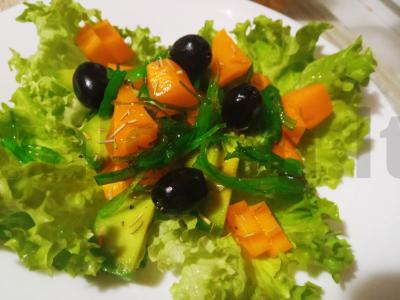 Salotos su persimonu, bekonu, avokadu, čiučiuku, laimu ir rozmarinu Žingsnis 3