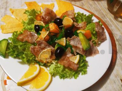 Salotos su persimonu, bekonu, avokadu, čiučiuku, laimu ir rozmarinu pagrindine nuotrauka