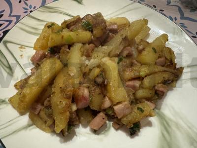 Sultingas keptas bulves su šonine pietums pagrindine nuotrauka