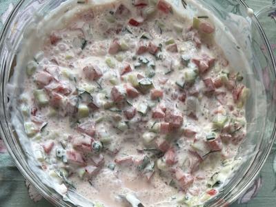 Daržovių ir žolelių salotas pagrindine nuotrauka