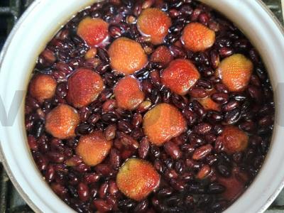 Nuostabus braškių kompotas su uogomis Žingsnis 2