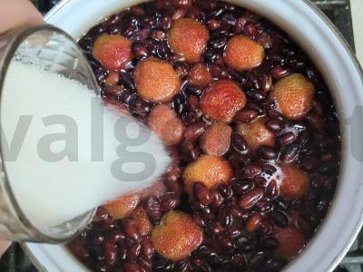 Nuostabus braškių kompotas su uogomis Žingsnis 3